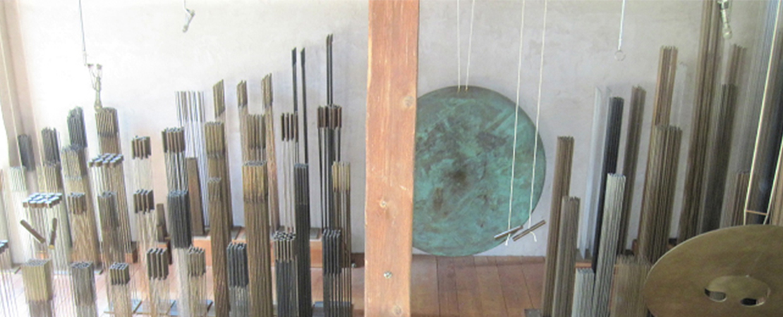 Sounding sculptures arranged in Bertoia’s barn in Barto, PA. Photo: courtesy Harry Bertoia Foundation Harry Bertoia © 2021 Estate of Harry Bertoia / Artists Rights Society (ARS), New York